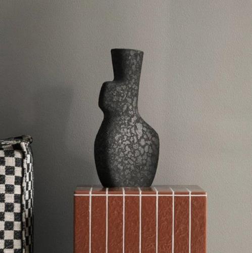 ferm LIVING Yara Large vase, mørkegrå, højde 35 cm, keramik