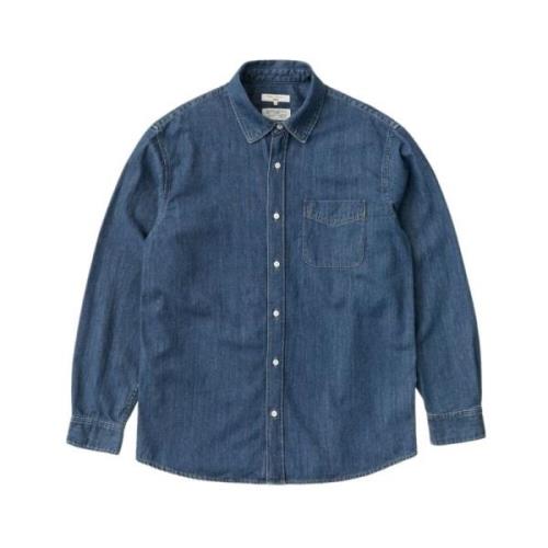 Afslappet en slags blå denim -shirt