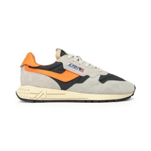 Grå og sorte sneakers med orange detaljer