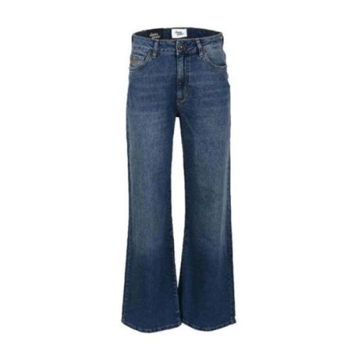 Retro-chic wide leg jeans