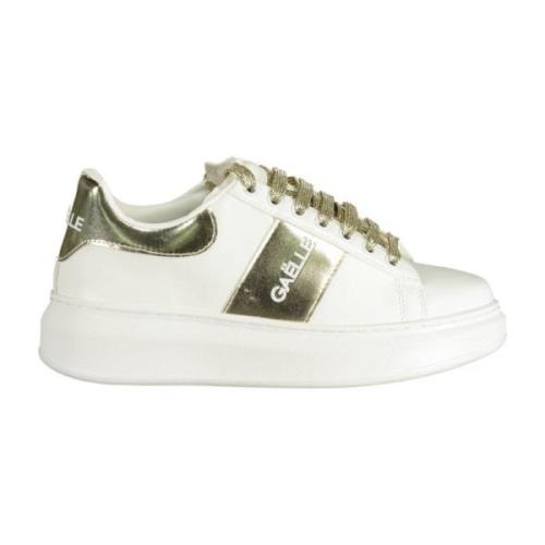 Sporty hvide sneakers med kontrastdetaljer