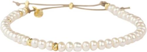 BeChristensen Novy Pearl Bracelet Gold One Size - Perlearmbånd hos Mag...